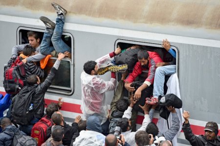 Migranti cercano disperatamente di salire su un treno che porta a Zagabria nella stazione di Tovarnik, in Croazia