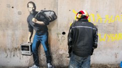 The son of a migrant from Syria. QUANDO SMURARE IL MEDITERRANEO è davvero una pratica attuale sui muri, l'opera appena realizzata da Banksy e postata sul suo sito: il vandalo di qualità ha rappresentato Steve Jobs - figlio di migranti siriani - in fuga, su un muro di Calais, in Francia, luogo di approdo di tantissime persone dal mare. qui un bel racconto: http://cappellodicarta.com/…/banksy-e-limmigrazione-raccon…/