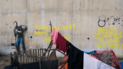 QUANDO SMURARE IL MEDITERRANEO è davvero una pratica attuale sui muri, l'opera appena realizzata da Banksy e postata sul suo sito: il vandalo di qualità ha rappresentato Steve Jobs - figlio di migranti siriani - in fuga, su un muro di Calais, in Francia, luogo di approdo di tantissime persone dal mare. qui un bel racconto: http://cappellodicarta.com/…/banksy-e-limmigrazione-raccon…/