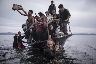 Sergey Ponomarev, Russia, The New York Times La crisi europea del migranti. Rifugiati arrivano su una barca vicino al villaggio di Skala, sull'isola di Lesbo, Grecia. Skala, Grecia, 16 novembre 2015 (www.worldpressphoto.org/collection/photo/2016”">World Press Photo)
